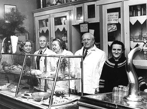 Antoni Jarząbek w drzwiach Baru Uniwersalnego